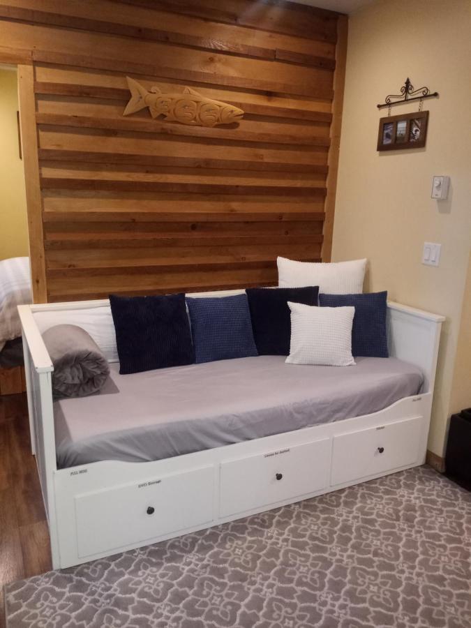 Forest Sweet Retreat Hot Tub & Wood Fired Sauna Ucluelet Exterior photo