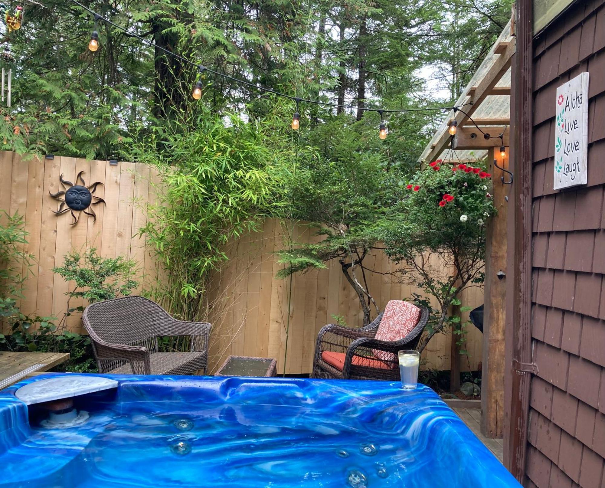 Forest Sweet Retreat Hot Tub & Wood Fired Sauna Ucluelet Exterior photo